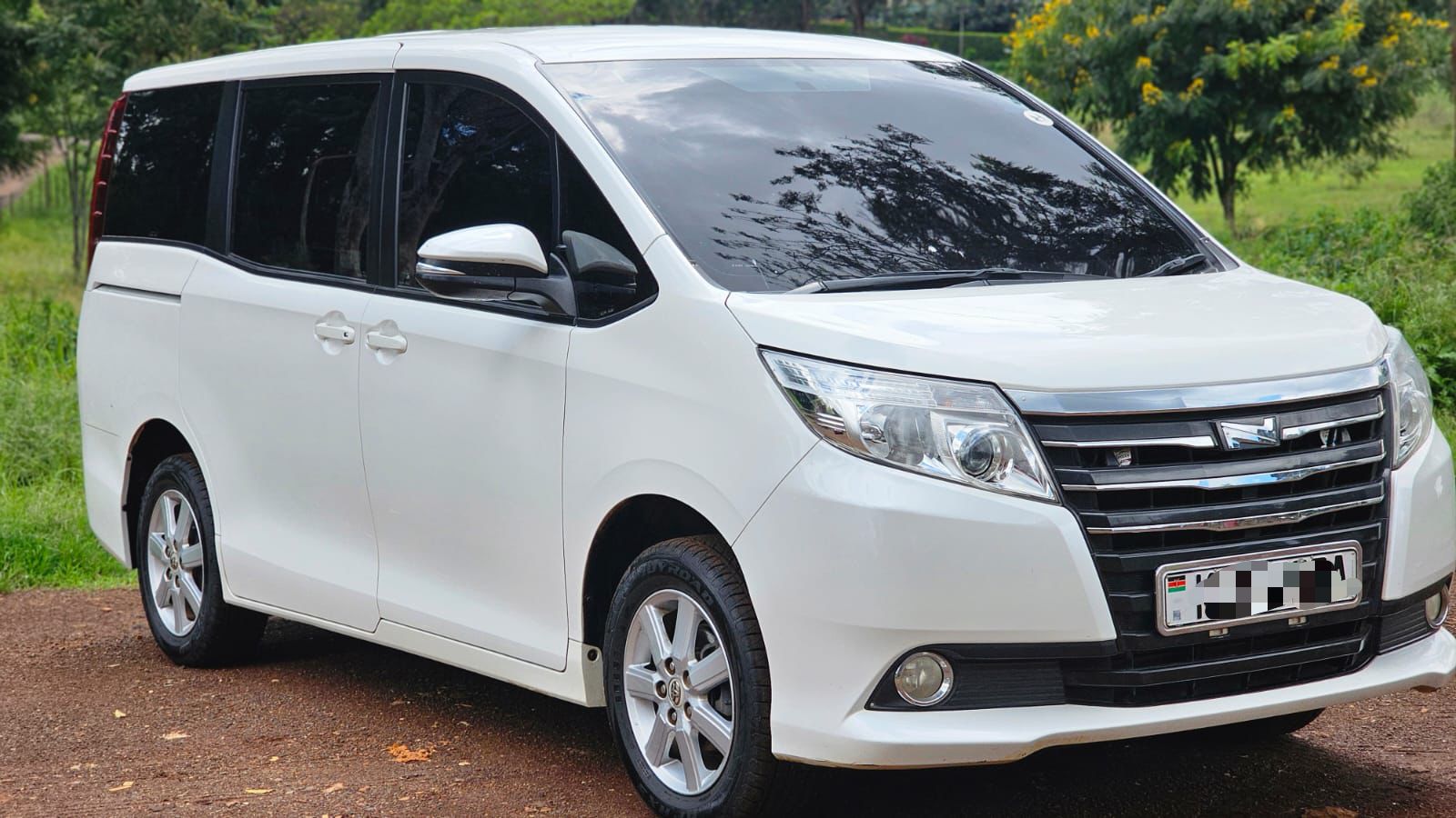 Toyota Noah(WHITE)