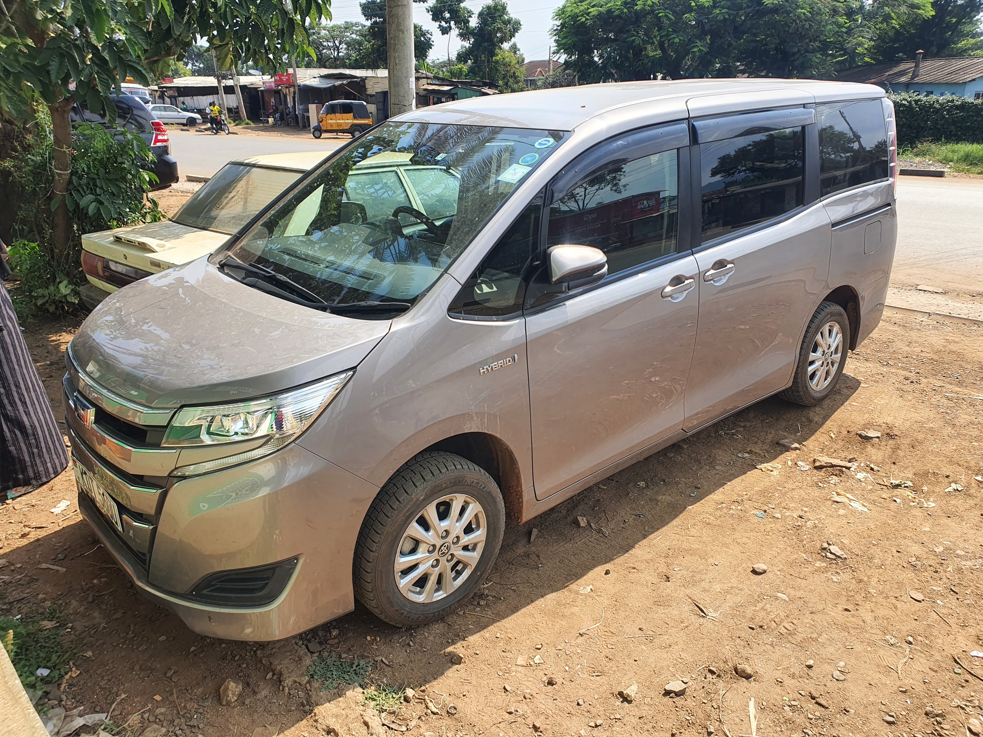 Toyota Noah(HYBRID)