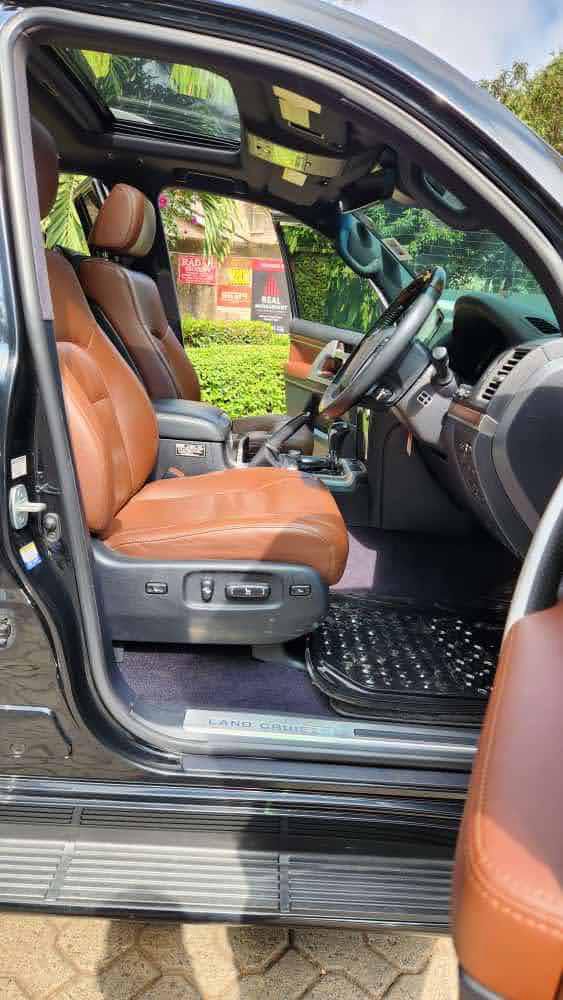 Toyota Land Cruiser 200 (LC200)