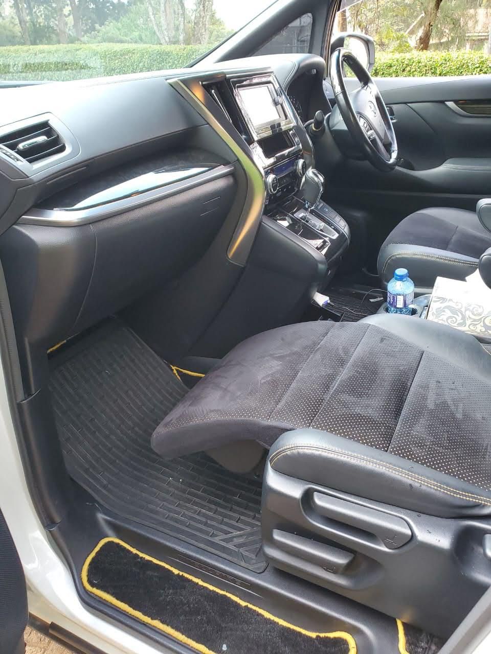 TOYOTA VELLFIRE (CHAUFFERED)