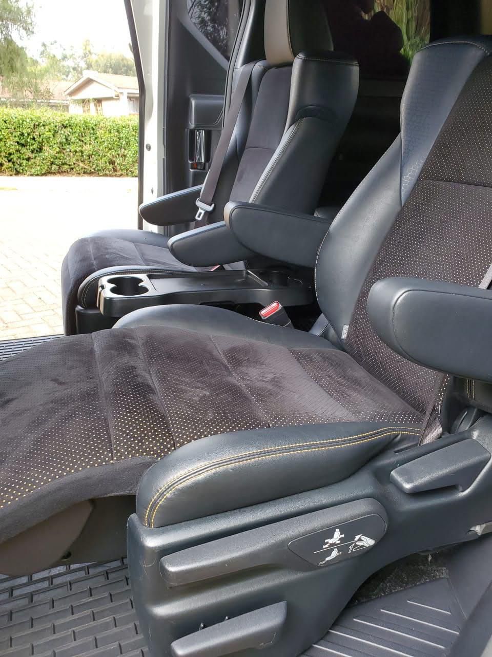 TOYOTA VELLFIRE (CHAUFFERED)