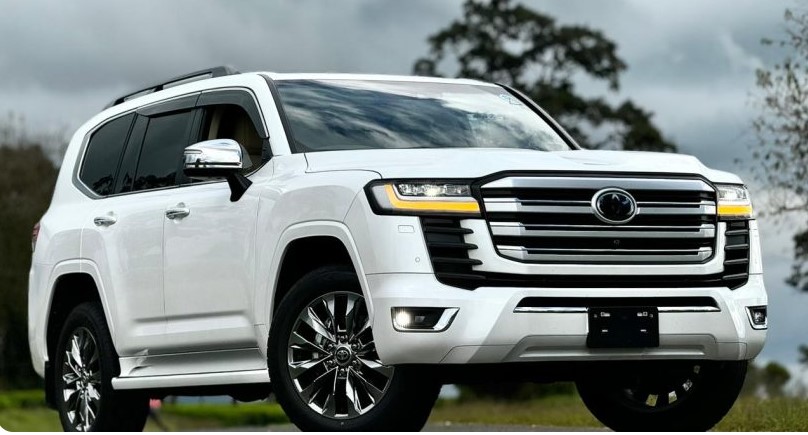 LAND CRUISER LC300 (CHAUFFERED)