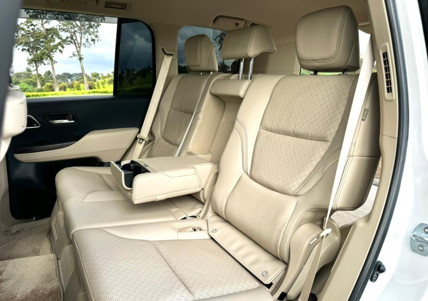 LAND CRUISER LC300 (CHAUFFERED)