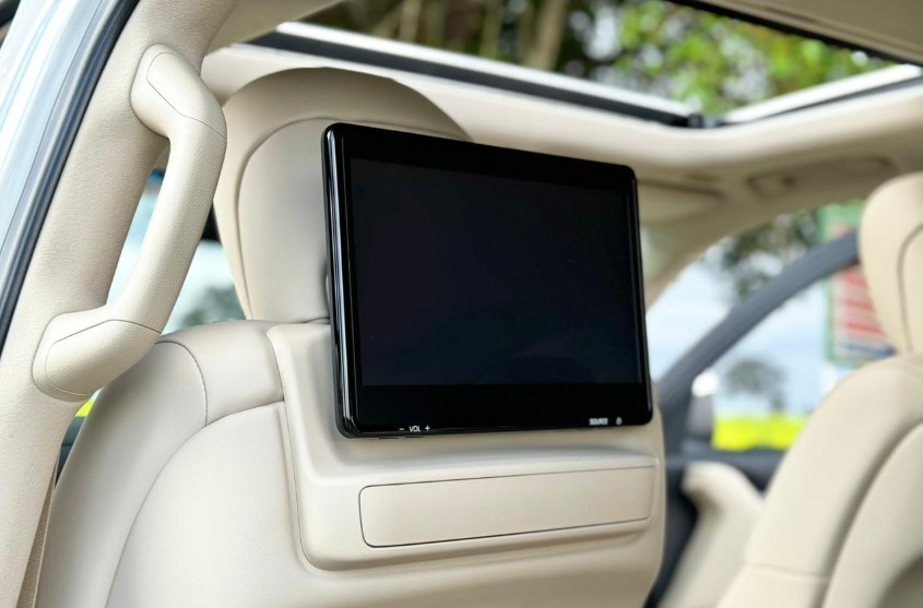 LAND CRUISER LC300 (CHAUFFERED)