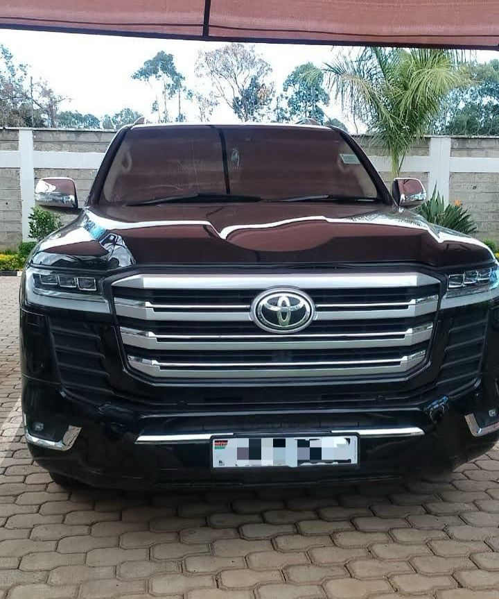 LAND CRUISER LC300 (CHAUFFERED)