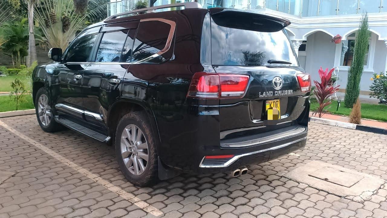 LAND CRUISER LC300 (CHAUFFERED)